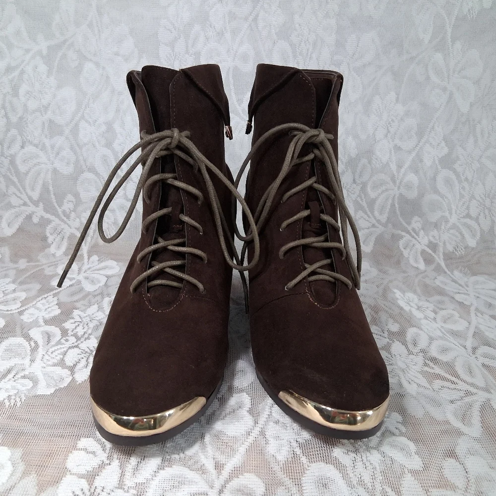Hot In Hollywood Ankle Boots Chocolate Brown Suede Leatherette Gold Accents Sz 8